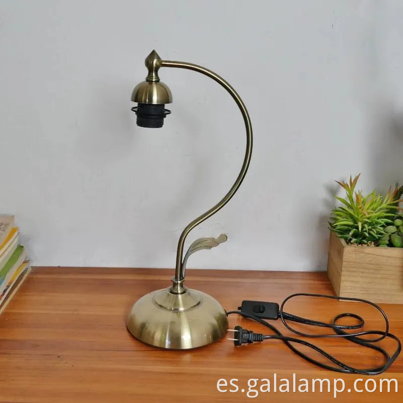 Elegante lámpara de mesa floral para un dormitorio cálido brillo